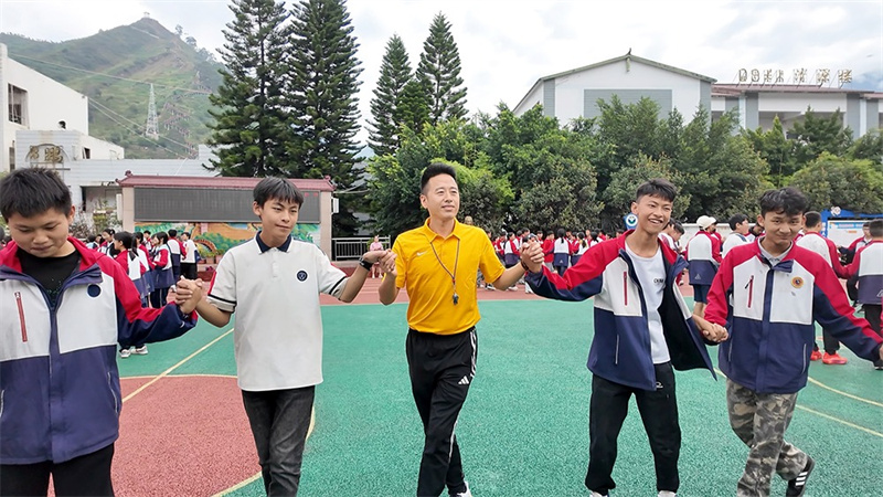 鄔明春和學生一起跳民族舞蹈。綿竹市融媒體中心供圖