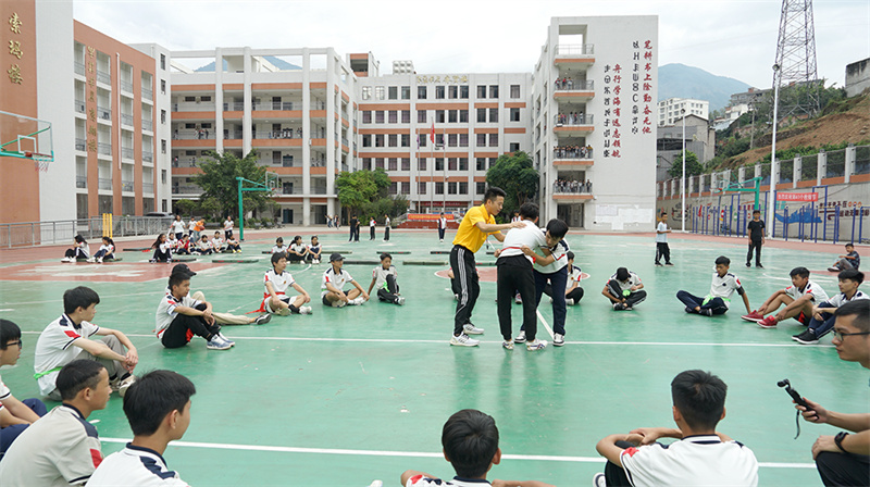 組織學生進行對抗訓練。綿竹市融媒體中心供圖