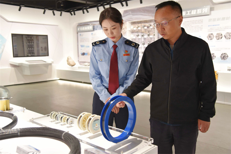 稅務干部到自貢硬質合金企業了解稅費政策落實和生產經營情況，并提示涉稅風險。四川省稅務局供圖