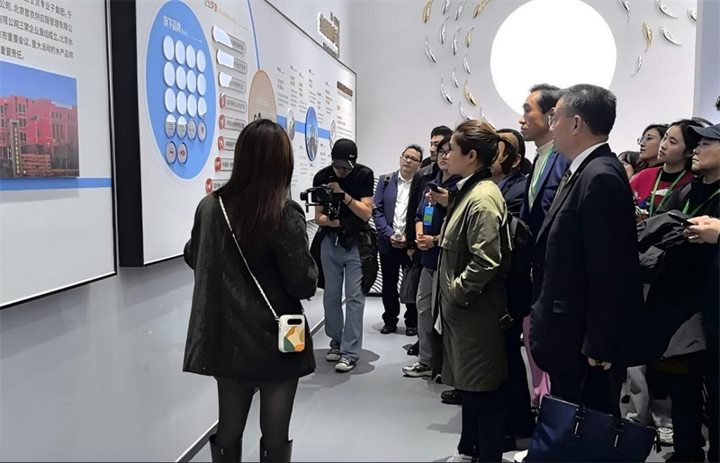 參會嘉賓參觀現場展區。主辦方供圖