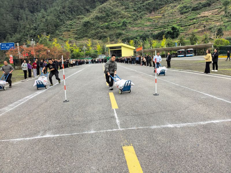 運動員們參加“輪車運肥接力賽”。宣漢縣委宣傳部供圖