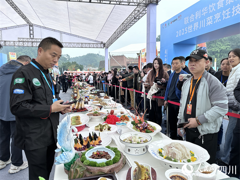 游客對樂山美食的關注。人民網記者 王波攝