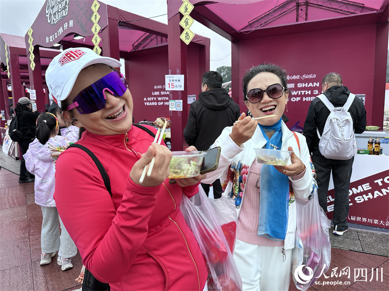 游客品嘗樂山美食。人民網記者 王波攝