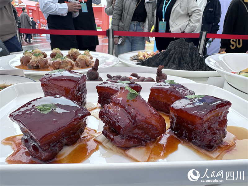 剛出鍋的紅燒肉。人民網記者 王波攝