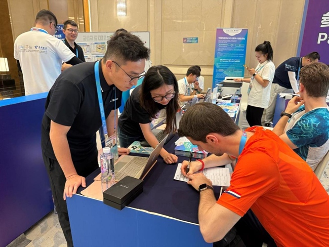 成都世運會專項保障團隊為參賽外國選手提供保險服務。四川人保財險供圖