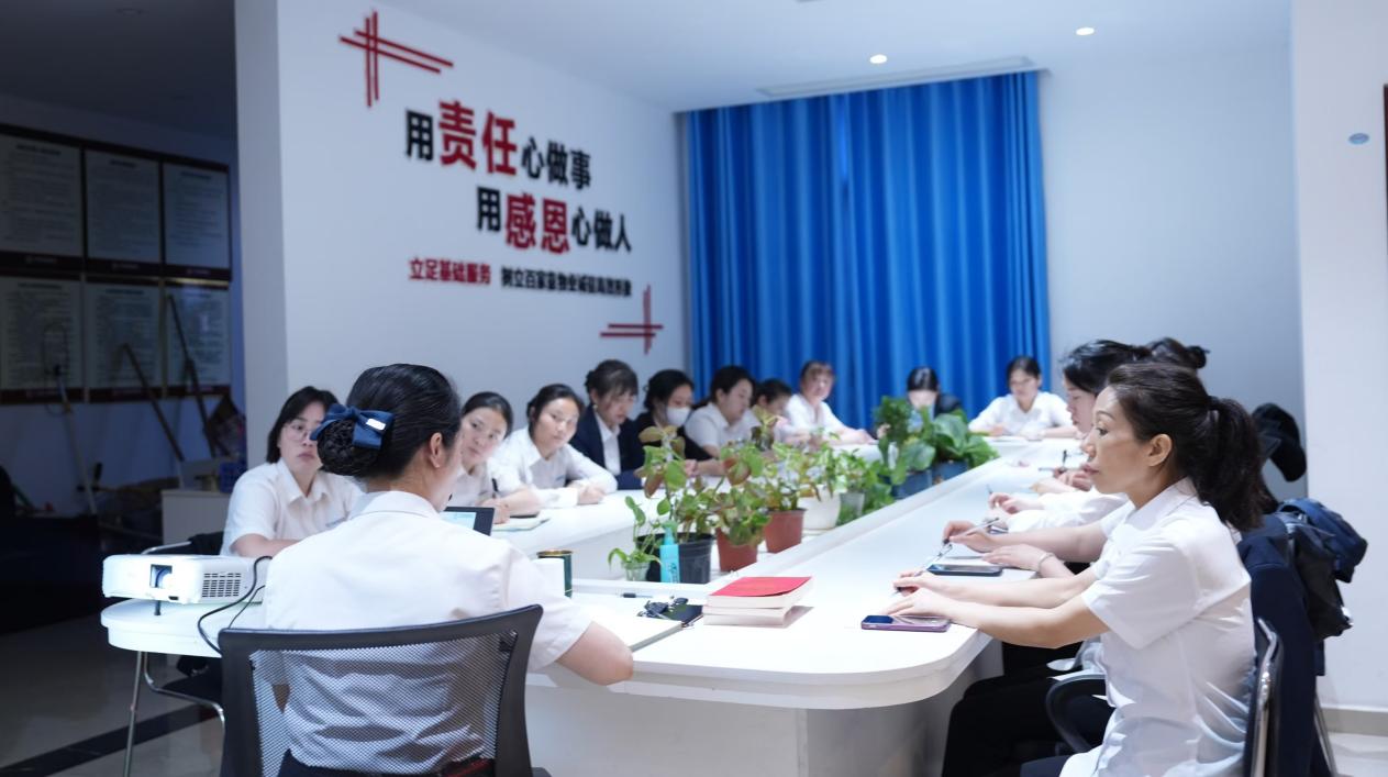 物業團隊正開會研討事項。四川省住房和城鄉建設廳供圖