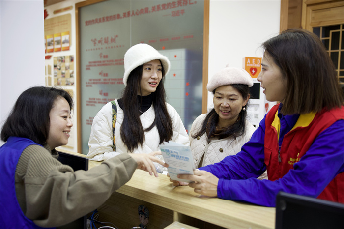 國網成都供電公司青羊供電中心草堂供電營業所工作人員和青羊區草堂街道草堂路社區工作人員共同為居民講解一戶多人口用電優惠政策。黃盛供圖