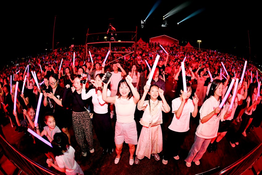 井研帳篷音樂節現場觀眾熱情澎湃。金曲傳奇（成都）文化科技有限公司供圖