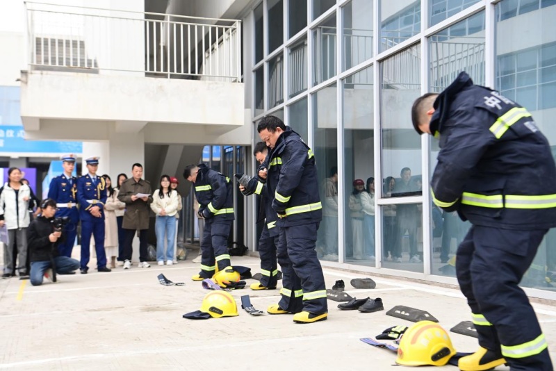 穿戴滅火戰斗服。資陽高新消防救援大隊供圖 