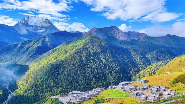 中國傳統村落甘孜州稻城縣亞丁村。四川省住房和城鄉建設廳供圖