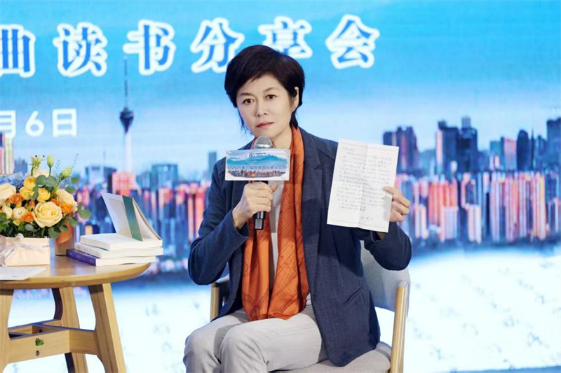 敬一丹分享《那年那信》。主辦方供圖