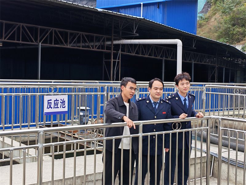 稅務干部到企業實地查看用水情況。達州市稅務局供圖