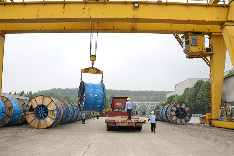 中航寶勝（四川）電纜有限公司正在將產品裝車發往外地。綿竹市融媒體中心供圖