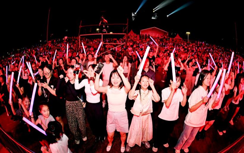 “小舞臺”轉動“大市場” “金曲傳奇”出川記