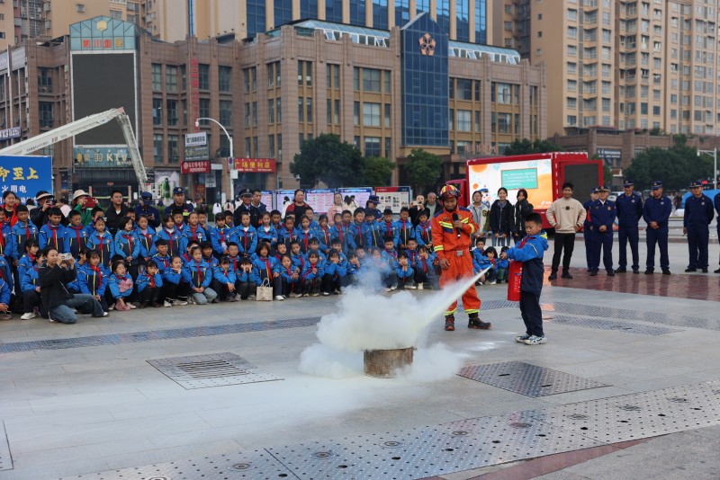 活動現場孩子們正在體驗使用滅火器。冕寧縣消防救援局供圖