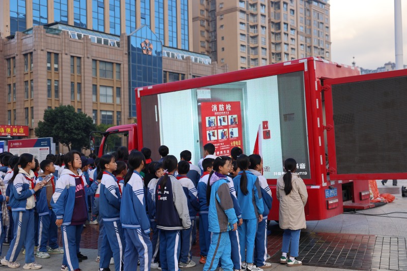活動現場孩子們正在觀看消防宣傳視頻。冕寧縣消防救援局供圖