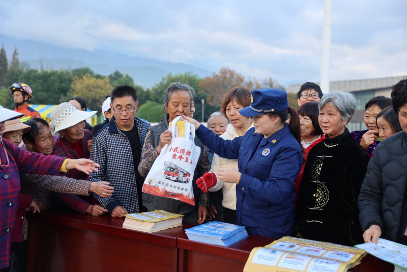 活動現場正在為群眾送上科普知識“大禮包”。冕寧縣消防救援局供圖