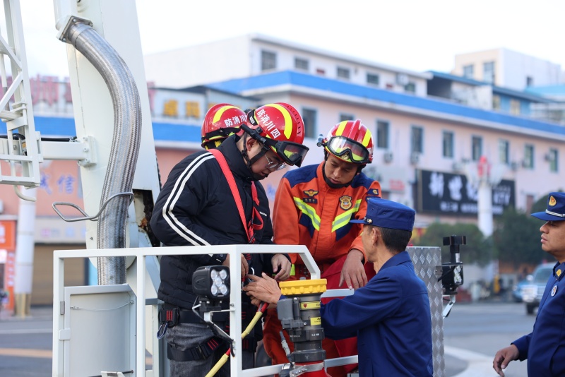 群眾在消防登高車體驗。冕寧縣消防救援局供圖
