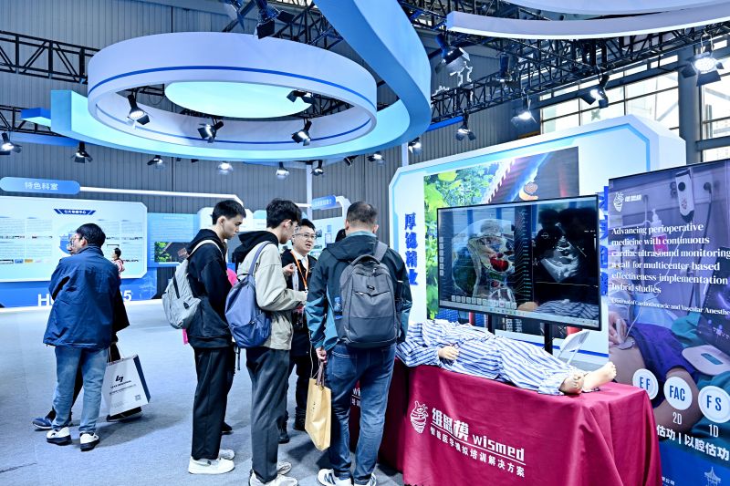 參觀者在了解智能醫學模擬系統。主辦方供圖