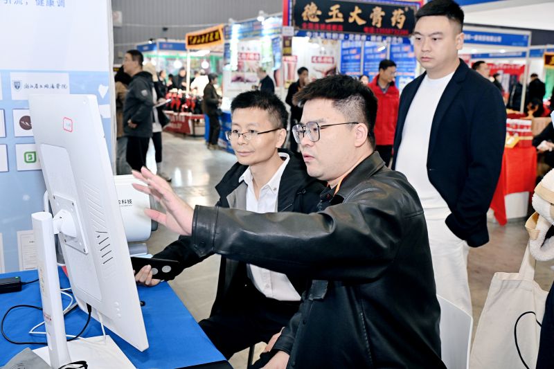 參觀者在建博會了解相關產品。主辦方供圖