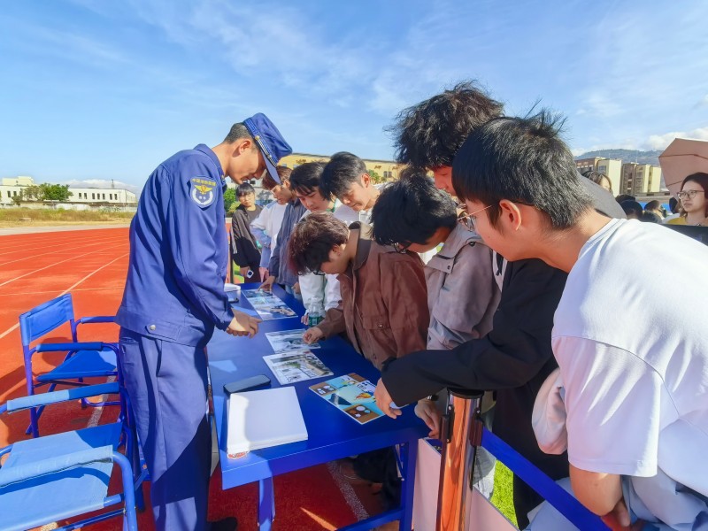 消防員指導學生比賽。涼山州消防救援支隊供圖