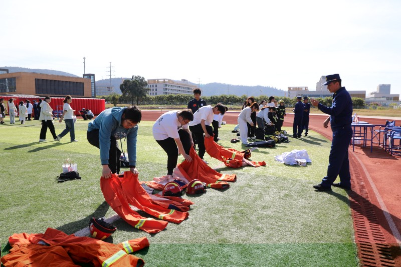 學生參加消防趣味比賽。涼山州消防救援支隊供圖