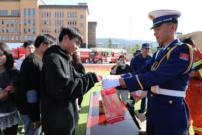 學生領取消防知識問答獎品。涼山州消防救援支隊供圖
