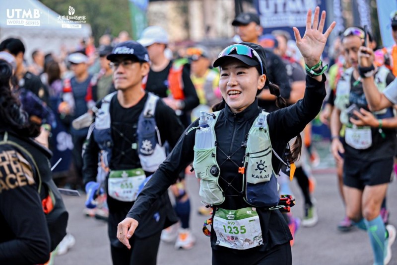 和市民打招呼。主辦方供圖