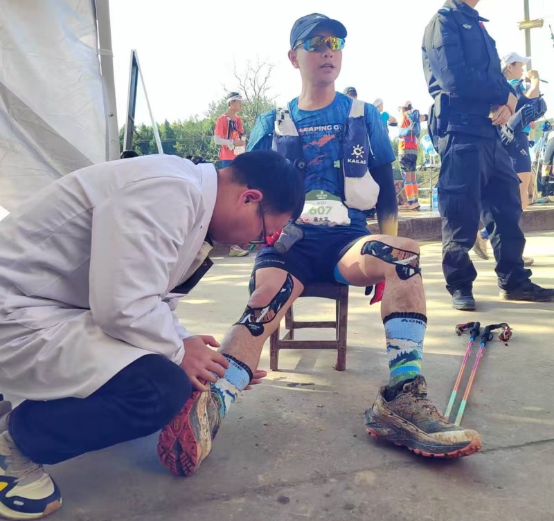 為選手檢查傷情。主辦方供圖