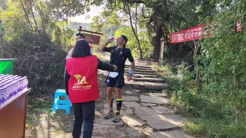 選手補充水。主辦方供圖