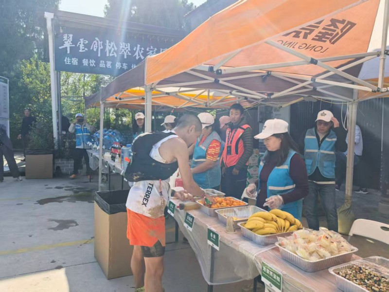 選手在補給點取水果。主辦方供圖