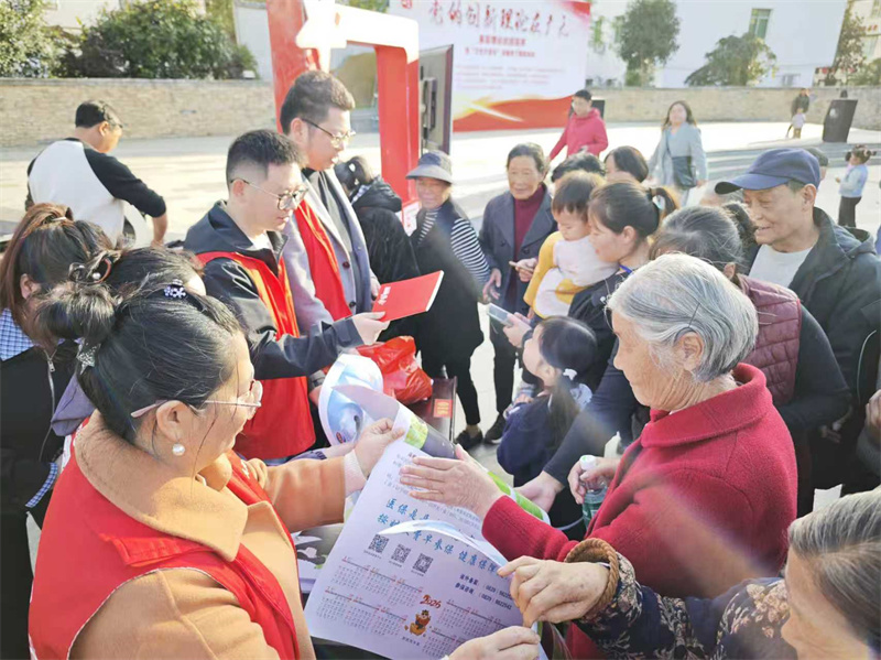 向當時群眾發放宣傳資料。朝天區融媒體中心供圖