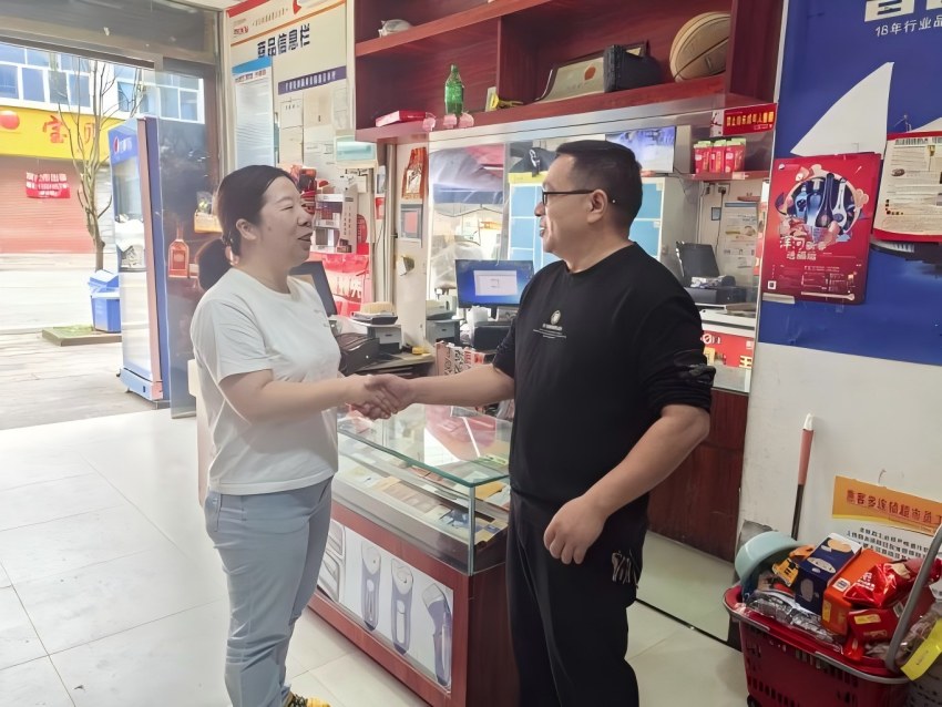 鄉村客戶經理陳嬌走訪大龍鄉客戶。廣安煙草供圖