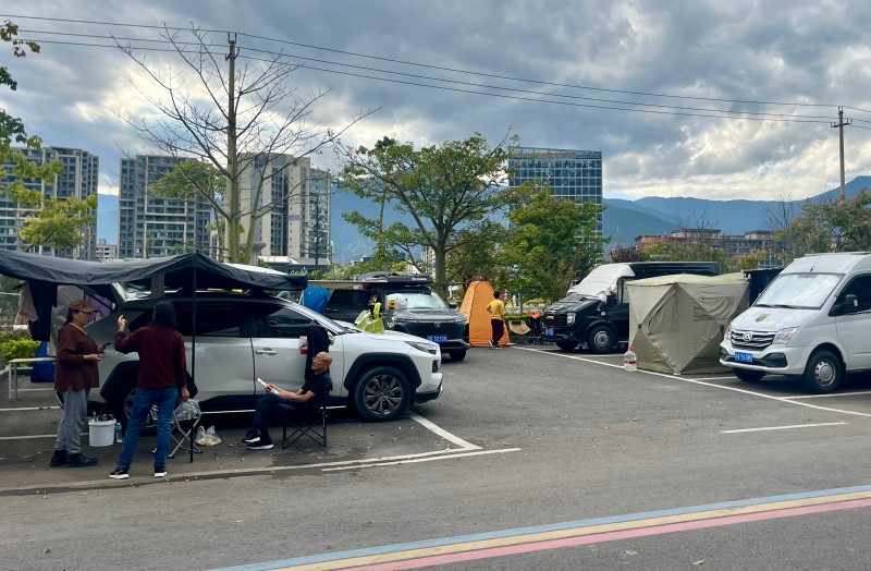 游客們在露營地閑談。德昌縣委宣傳部供圖