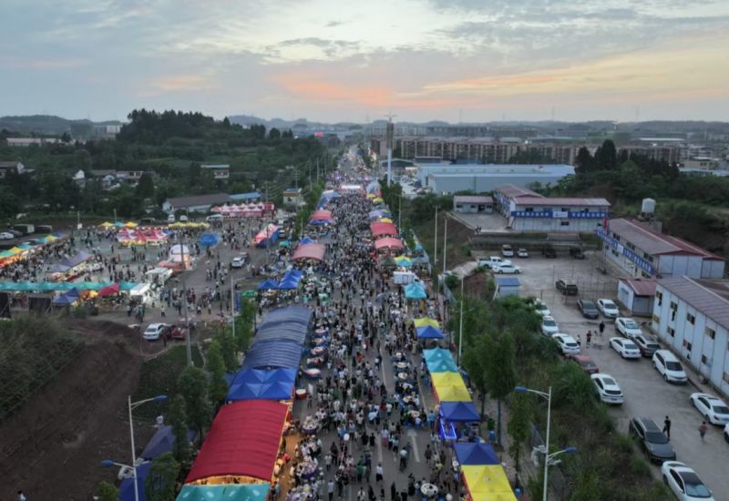 2025年雁江小龍蝦美食周中和鎮集中品鑒區。雁江區委宣傳部供圖