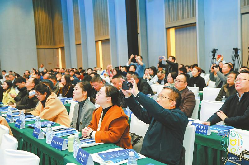 參會者在聆聽嘉賓觀點。四川日報全媒體記者 黃瀟 攝