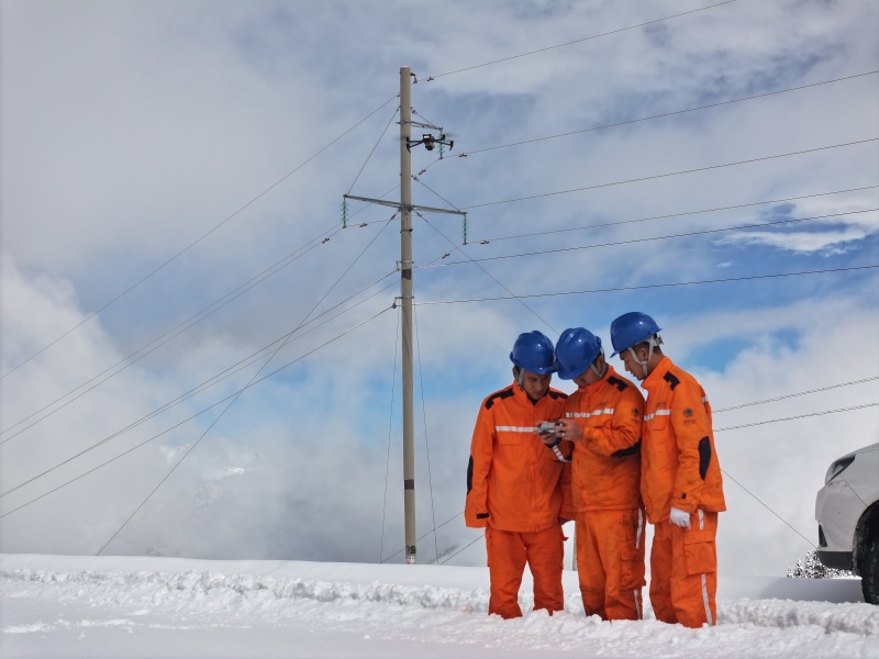 國網甘孜九龍縣供電公司工作人員利用無人機對35千伏查巖線開展雪后特巡。羅成攝