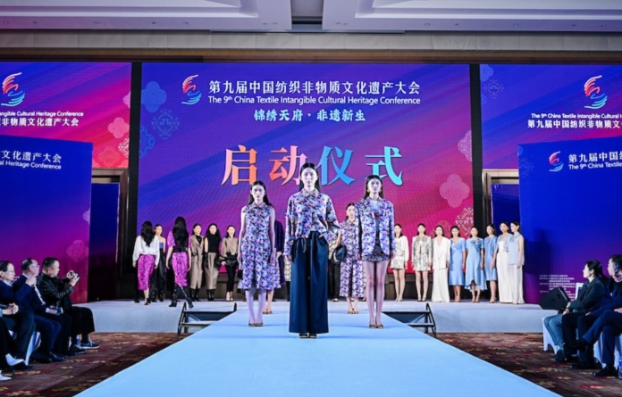 第九屆中國紡織非物質文化遺產大會啟動儀式現場的服裝設計展示環節。主辦方供圖