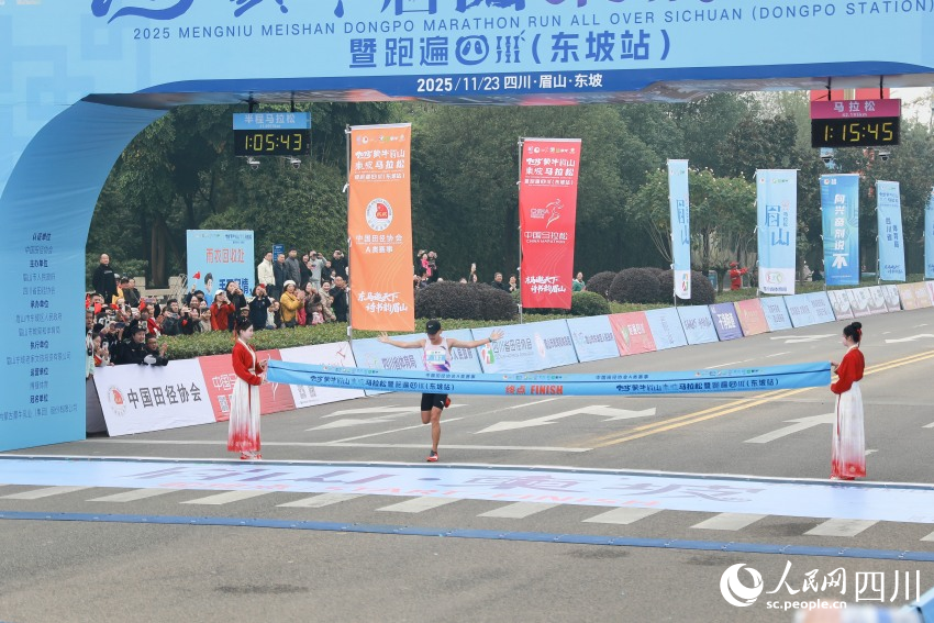 參賽選手正在沖刺終點。范靈翼攝