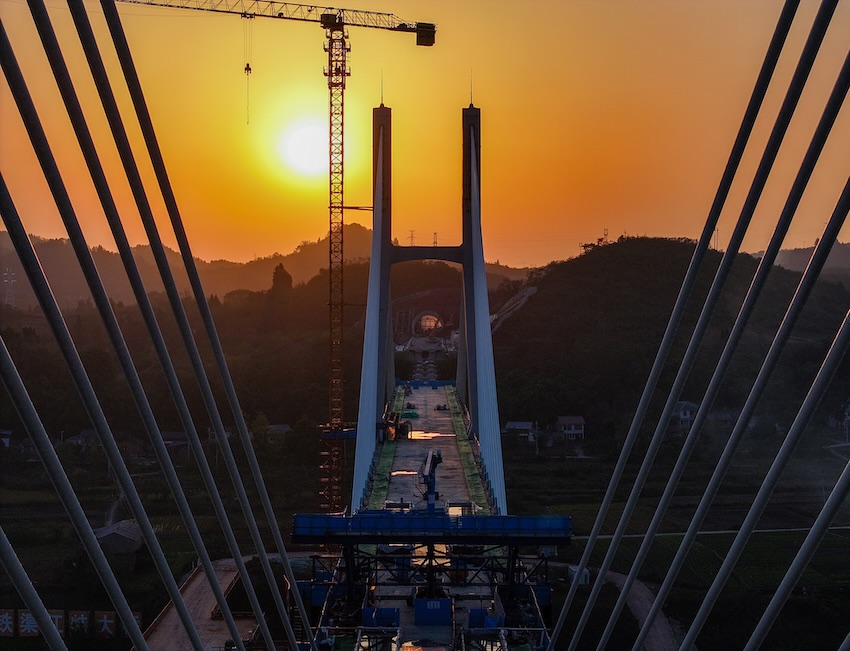 大橋合龍處。成達萬高鐵有限責任公司供圖