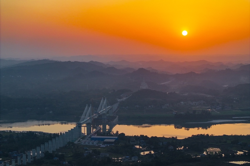 俯瞰大橋。成達萬高鐵有限責任公司供圖