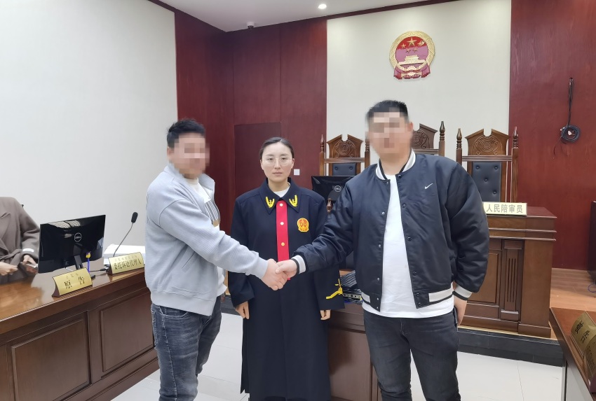 介洛小明當庭促成雙方當事人握手言和。馬邊彝族自治縣人民法院供圖