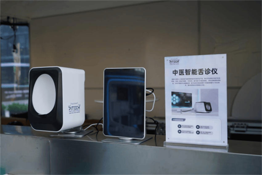 華西醫療機器人。成都市經信局市新經濟委供圖