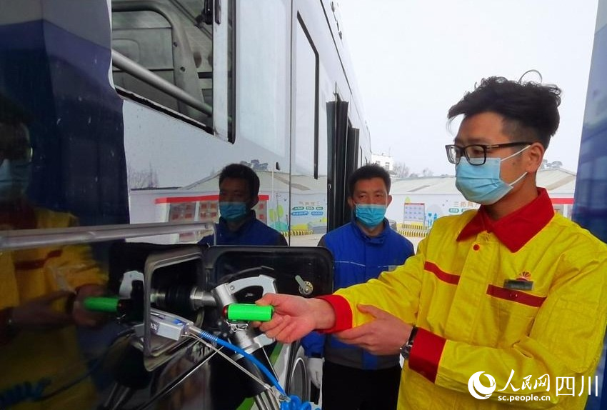 加氫站工作人員為氫燃料電池公交車加氫。人民網記者 劉海天攝