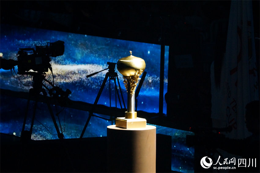 揭幕戰前冠軍獎杯展示。人民網 羅昱攝