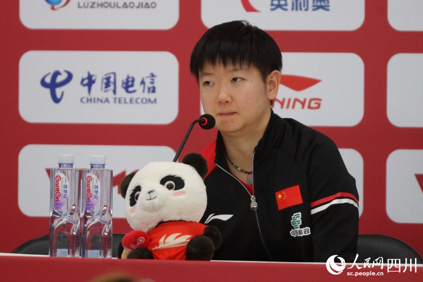 孫穎莎出席賽后發布會。人民網 羅昱攝