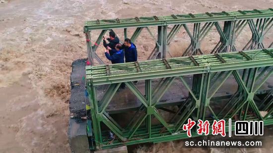 成都市郫都區支援甘孜州道孚縣。郫都區統戰部供圖