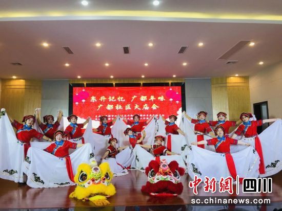 雙流區組織少數民族業余舞蹈隊常態開展文藝匯演。雙流區供圖