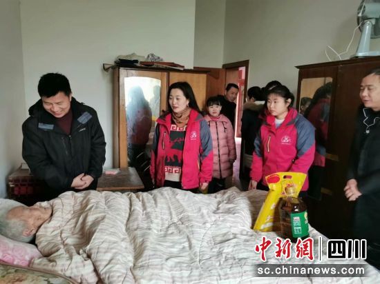  雙流區新聯會走訪慰問社區老人。雙流區供圖