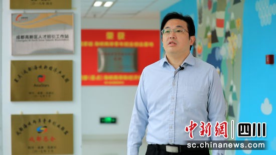  圖為成都星點(高新)海峽兩岸新經濟創業園總經理郭弘揚接受采訪。唐啟浩攝